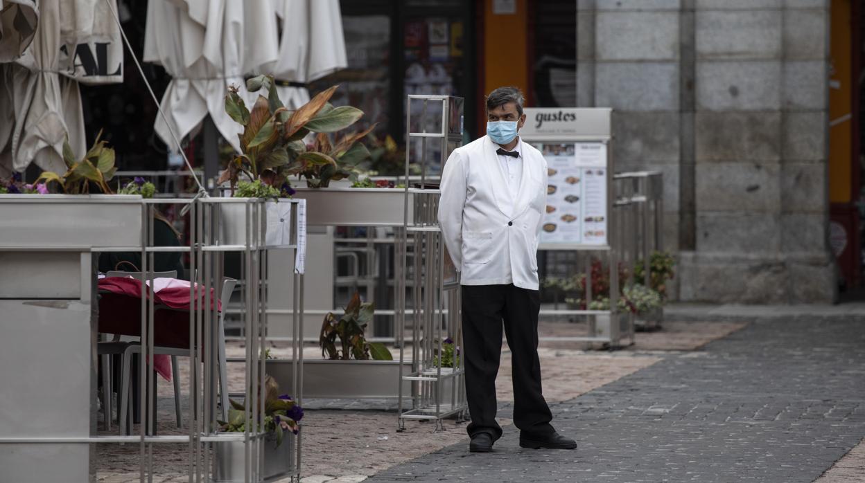 Un camarero busca clientes para su terraza, este viernes, en la Plaza Mayor