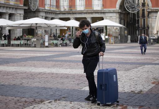 La maleta de Santiago Penzo es la única que se avistaba este viernes en la Plaza Mayor