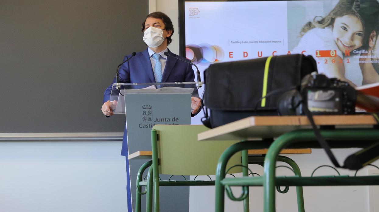 Alfonso Fernández Mañueco, en un colegio de Valladolid durante la pandemia