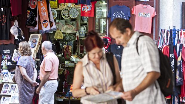 Comercios del centro de Valencia lanzan una campaña de bonos de veinte euros con valor de cuarenta