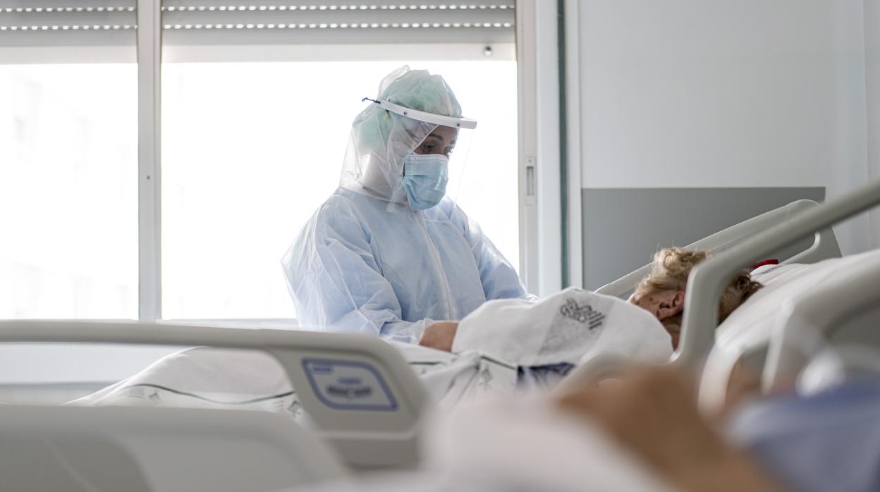 Imagen de archivo de sanitarios en el hospital Arnau de Vilanova de Valencia