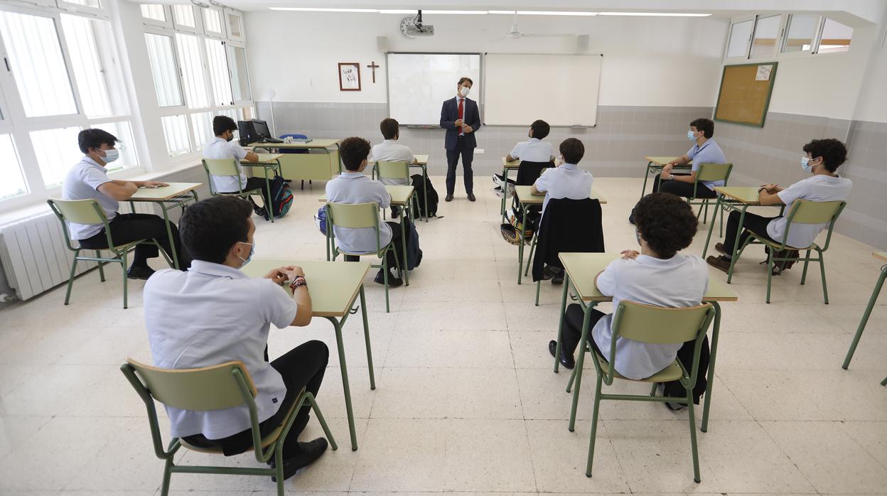 Alumnos en una clase durante la pandemia en una imagen de archivo