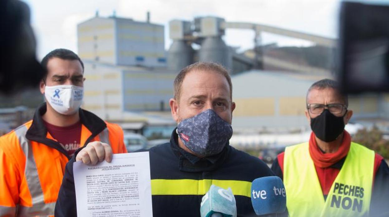 Rueda de prensa de los trabajadores de Alcoa esta mañana en la factoría