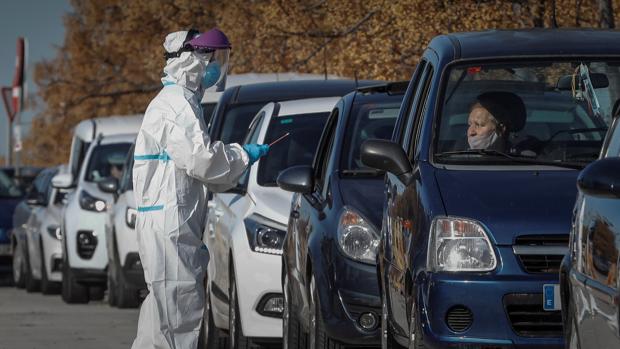 Confinamiento en Valencia: decenas de coches esperan las pruebas de coronavirus en el hospital de campaña de La Fe