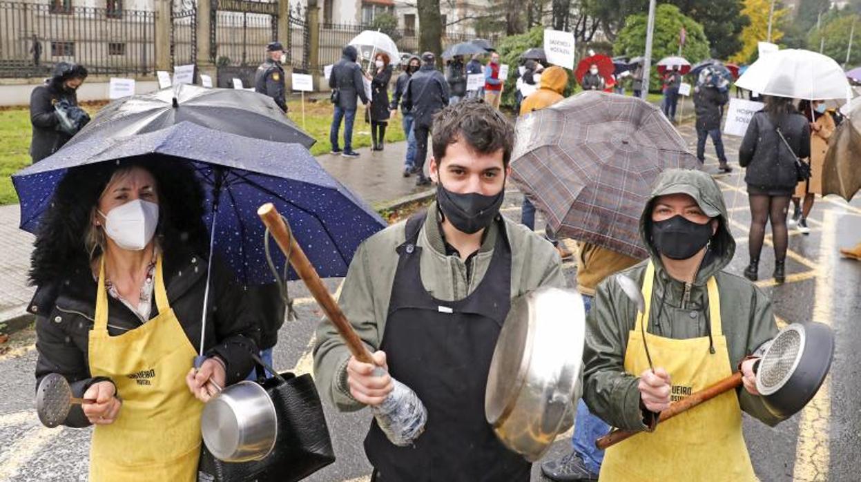 Protesta de los hosteleros mientras se producía la reunión con la Xunta