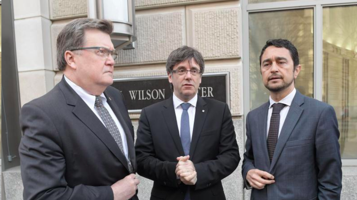 Carles Puigdemont y Damià Calvet, en una imagen de marzo de 2017 en un viaje a Washington (Estados Unidos)