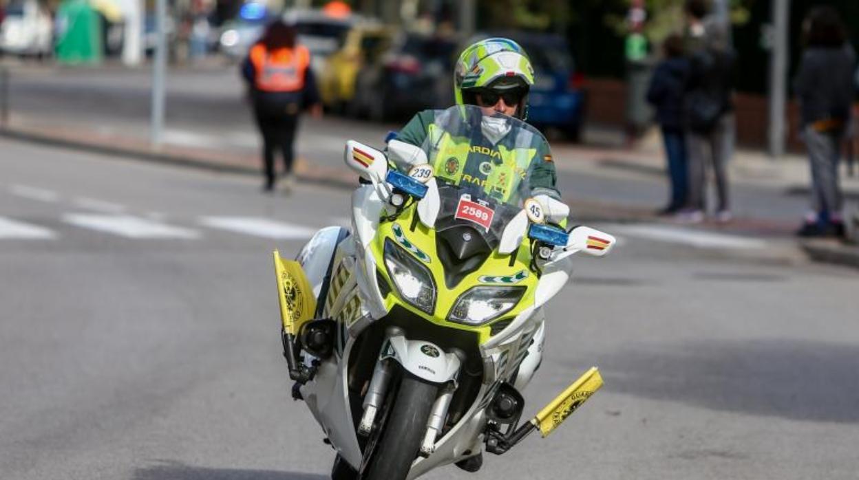 Una moto de la Guardia Civil de Tráfico durante el paso de la Vuelta Ciclista a España por Pozuelo de Alarcón (Madrid)