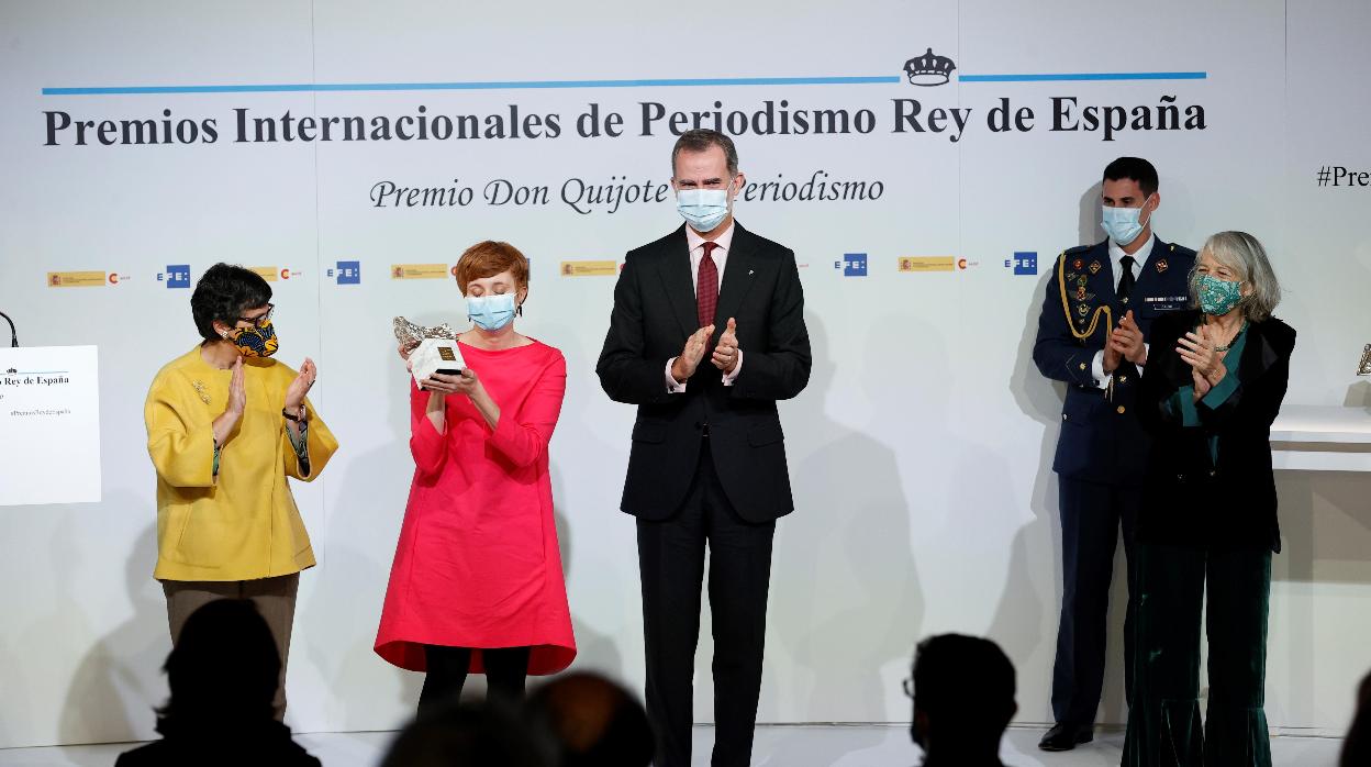 La periodista española Miriam Herranz recibe de manos de Don Felipe el Premio Rey de España de Periodismo Digital por su trabajo «Mil Mujeres Asesinadas»