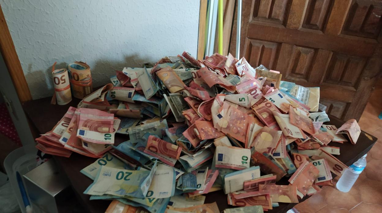 Dinero amontonado encontrado por los agentes de Guardia Civil en la operación "Oblitus"