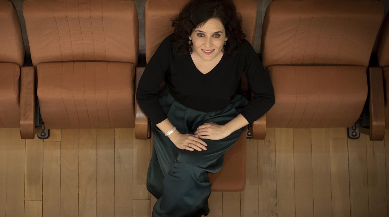 La presidenta madrileña, Isabel Díaz Ayuso, sentada en tribuna pública de la Asamblea de Madrid