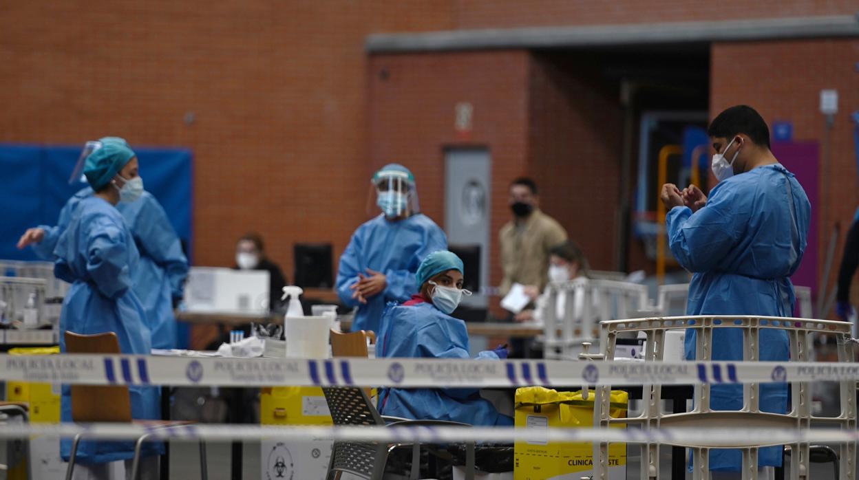 ersonal sanitario durante los test serológicos masivos realizados en Torrejón de Ardoz