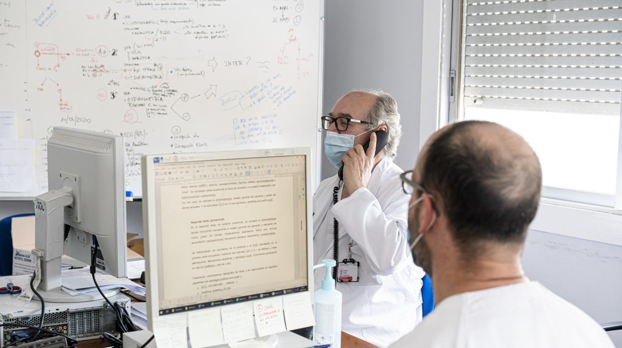 Imagen de archivo de profesionales sanitarios en un hospital de Valencia