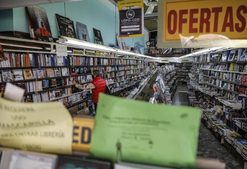 Imagen del interior de la librería París-Valencia en la plaza de la Virgen