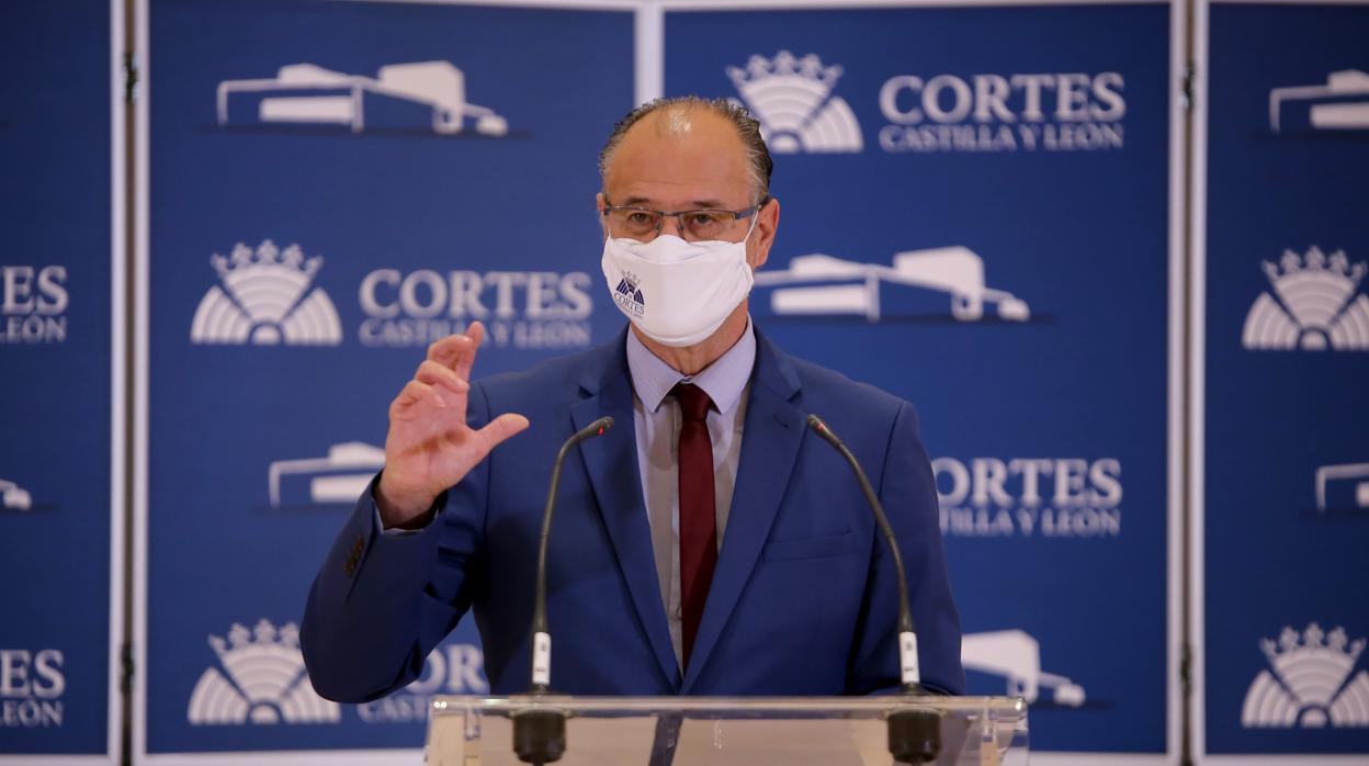 El presidente de las Cortes de Castilla y León, Luis Fuentes, inaugura la jornada "El Parlamentarismo antes y después del Movimiento Comunero"