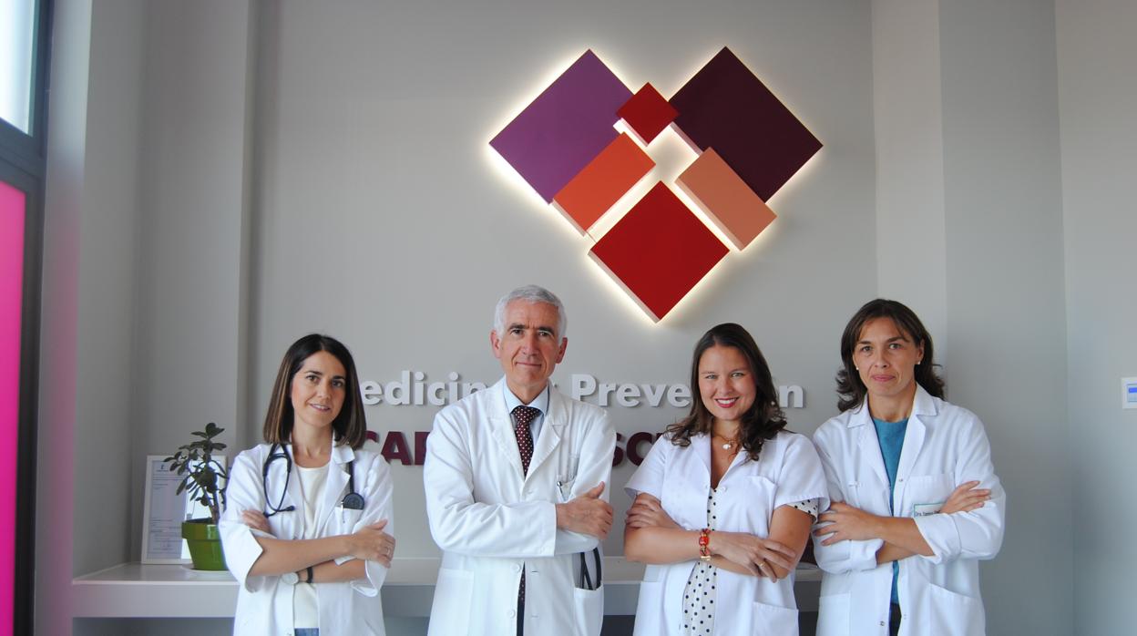 El doctor Rodríguez Padial, con su equipo