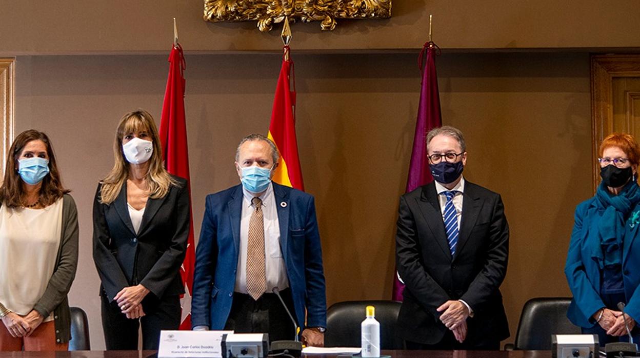 Begoña Gómez -segunda por la izquierda-, en la presentación de su cátedra, el pasado 30 de octubre