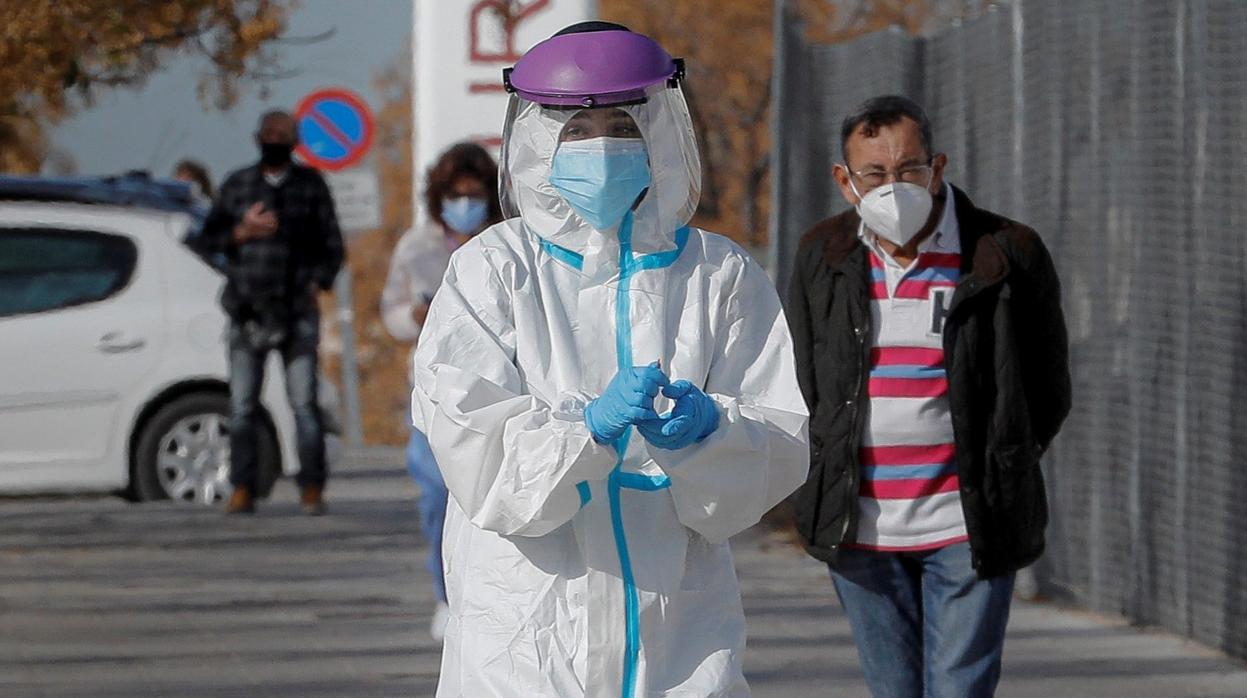 Imagen de un sanitario realizando pruebas de coronavirus en el hospital de campaña de La Fe tomada este lunes