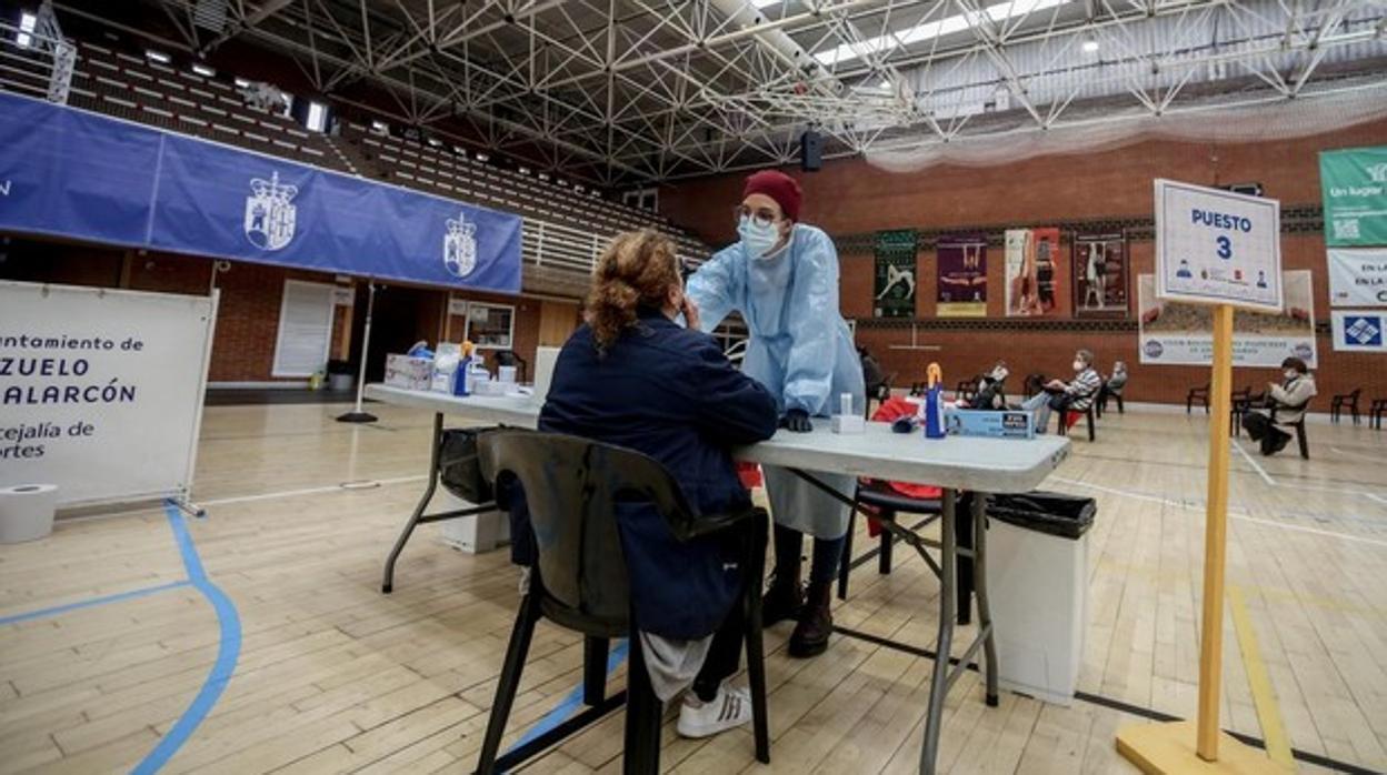 Una sanitaria realiza un test de antígenos a una vecina de Pozuelo de Alarcón