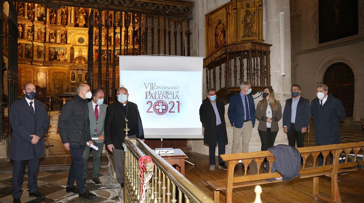 La capilla mayor de la Catedral de Palencia acoge la presentación del logotipo y la imagen gráfica elaboradas para la celebración de su VII Centenario