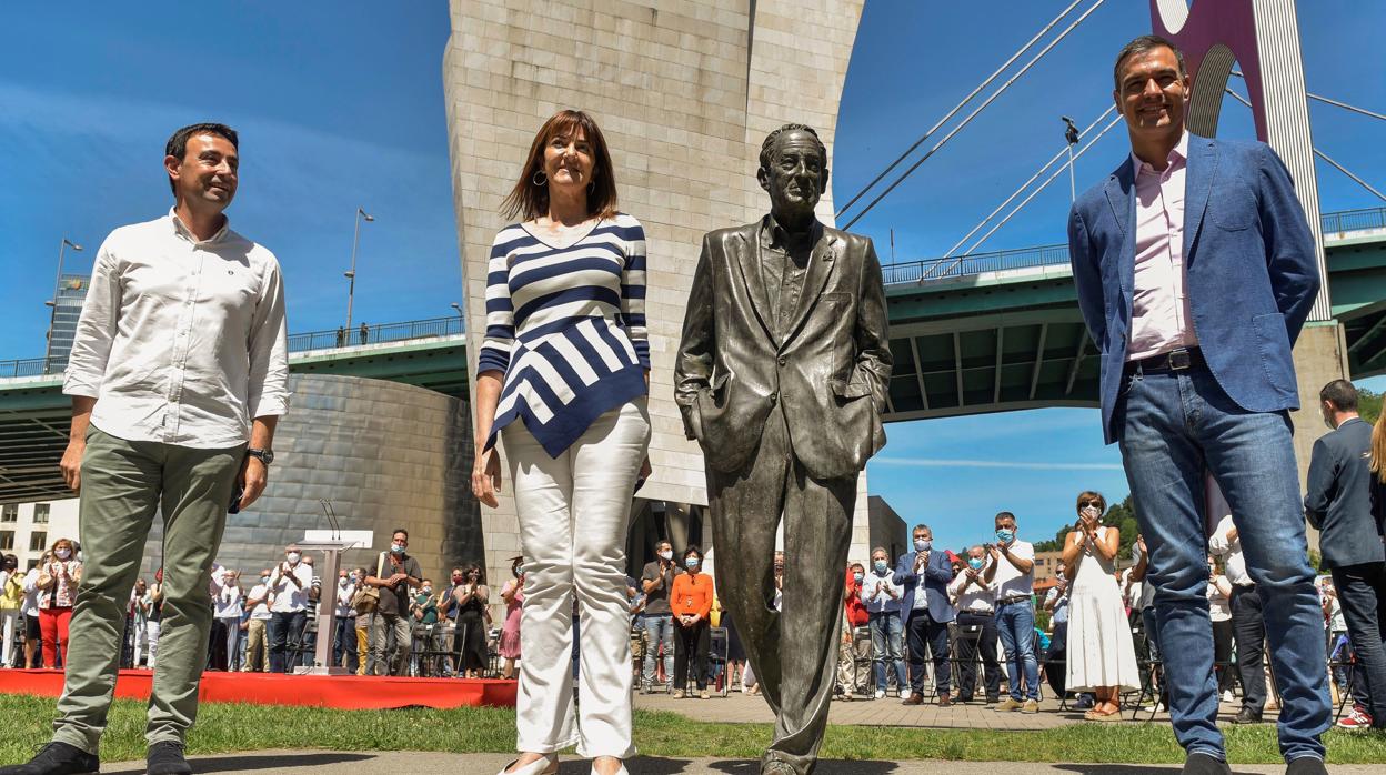 Pedro Sánchez (d) Idoia Mendia y Mikel Torres, secretario general del PSE en Vizcaya, junto a la estatuta de Ramón Rubial en Bilbao