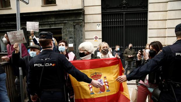 Abucheos a Sánchez en su llegada a Pamplona