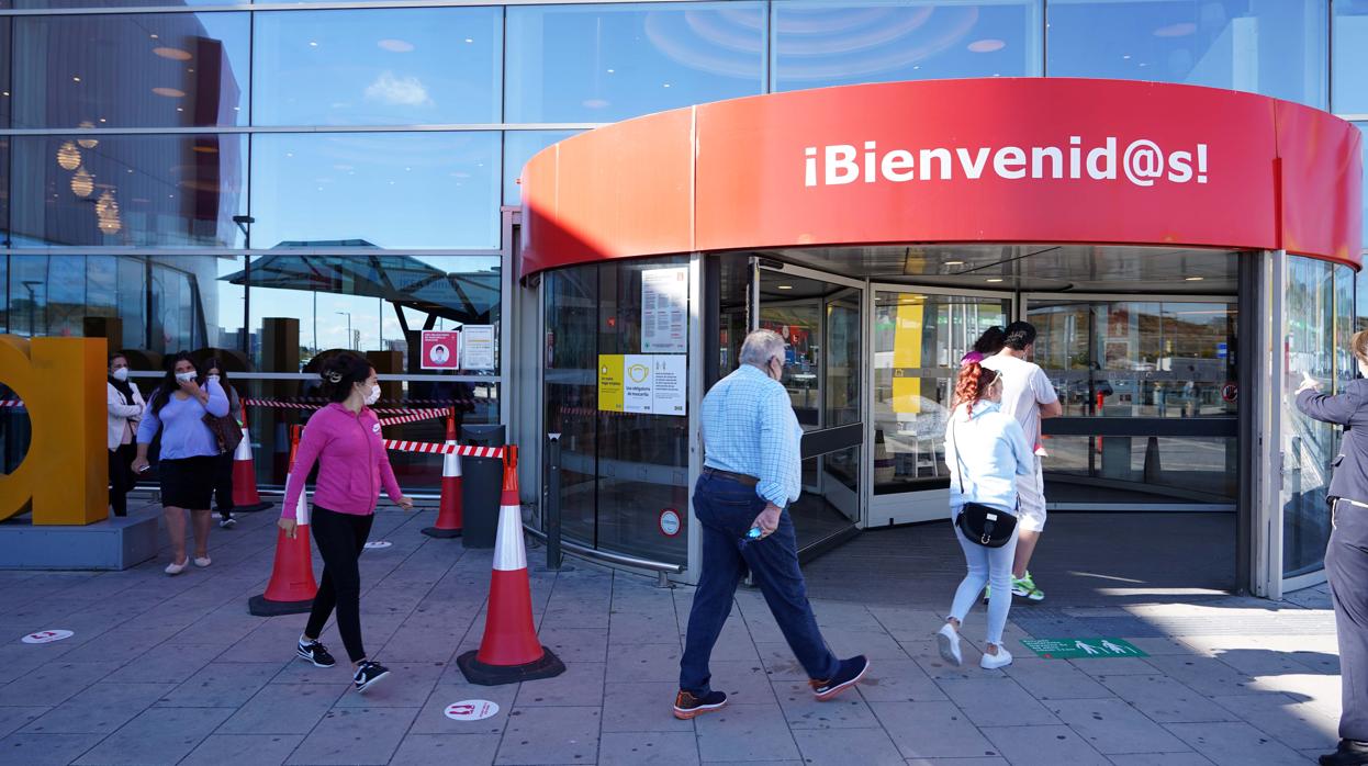 Imagen de archivo del acceso al centro comercial Río Shopping en la provincia de Valladolid