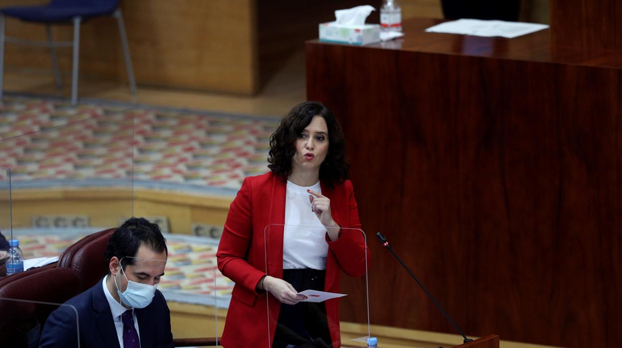 La presidenta Díaz Ayuso, durante su intervención del jueves en el pleno de la Asamblea