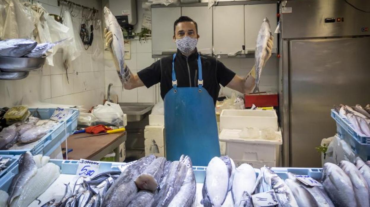 Bruno Mazzilli, un vendedor del Mercado central de Alicante, este viernes en su puesto