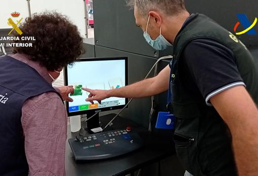 Los agentes que descubrieron la droga en Barajas