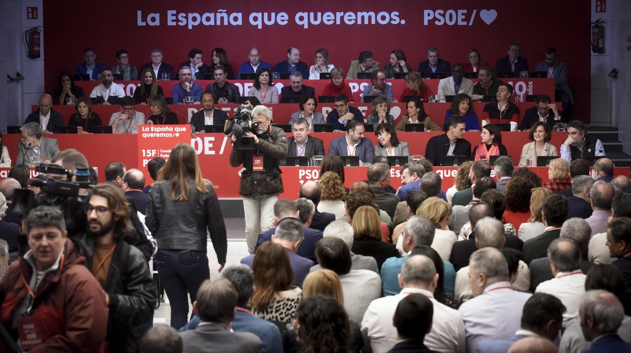 El PSOE y sus barones asisten sin capacidad de respuesta al pacto con Bildu de Sánchez e Iglesias