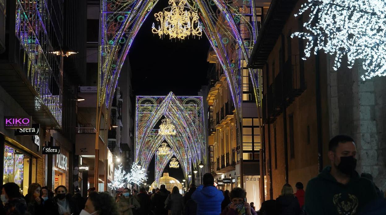 Calle Santiago, en Valladolid, ayer, durante el encendido