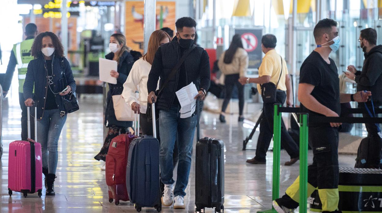 Varios pasajeros caminan por la T-4 del aeropuerto de Barajas esta semana