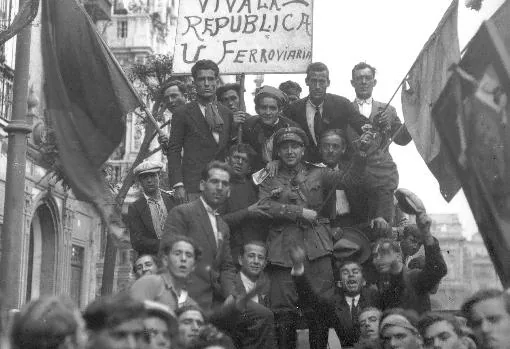 Obreros ferroviarios se manifiestan en Sevilla a favor de la República el 14 de abril de 1931
