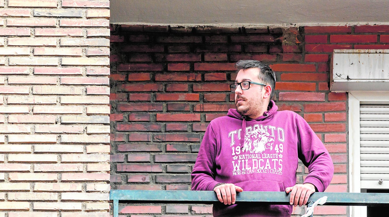Manuel Centeno, en el balcón de su vivienda donde guarda cuarentena
