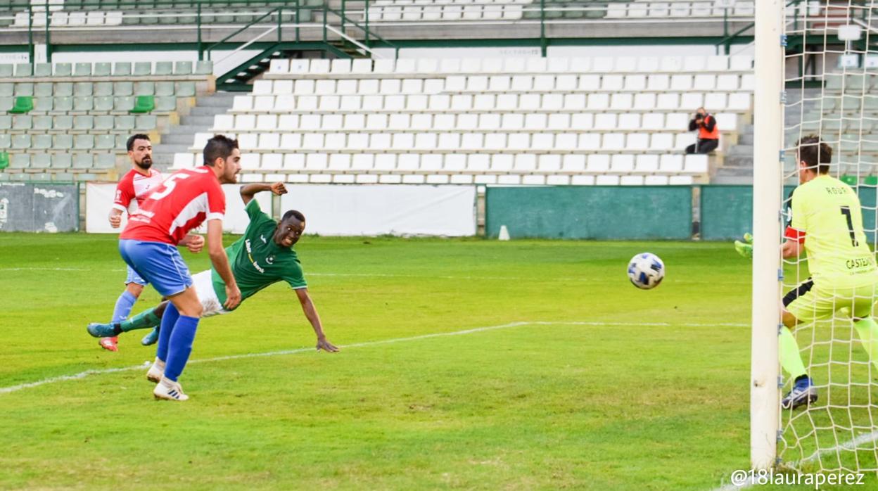 El malinense Titi Maiga remata en escorzo y consigue el primer gol