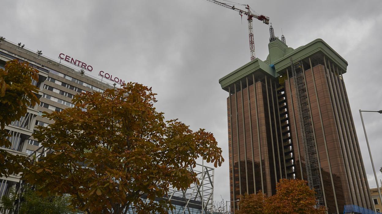 La grúa sobre el «enchufe» de las Torres Colón