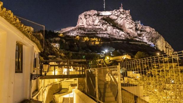 Confinamiento en Alicante: los jóvenes se esconden junto a la ermita de Santa Cruz para hacer botellón