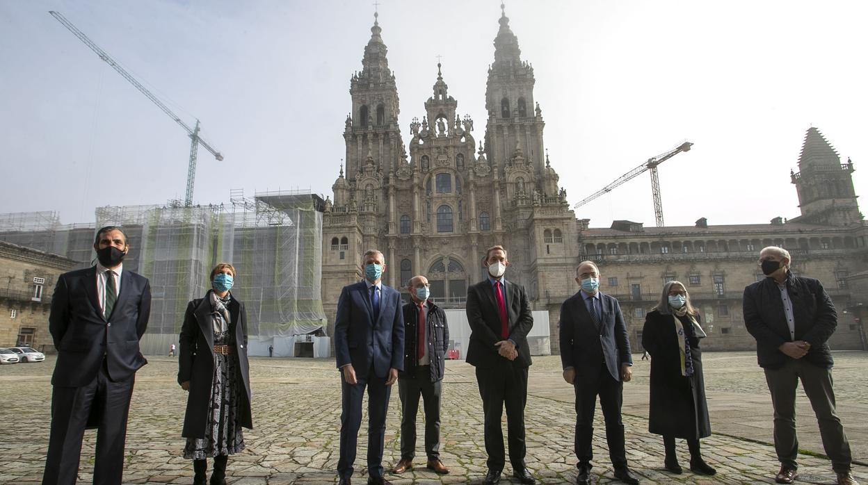 Foto de familia previa a la presentación del plan de sostenibilidad de Santiago