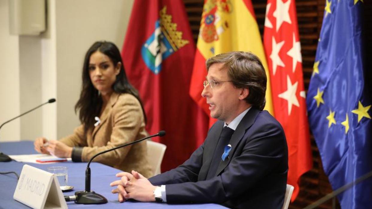 El alcalde de Madrid, José Luis Martínez-Almeida, junto a la vicealcaldesa, Begoña Villacís, en el Ayuntamiento