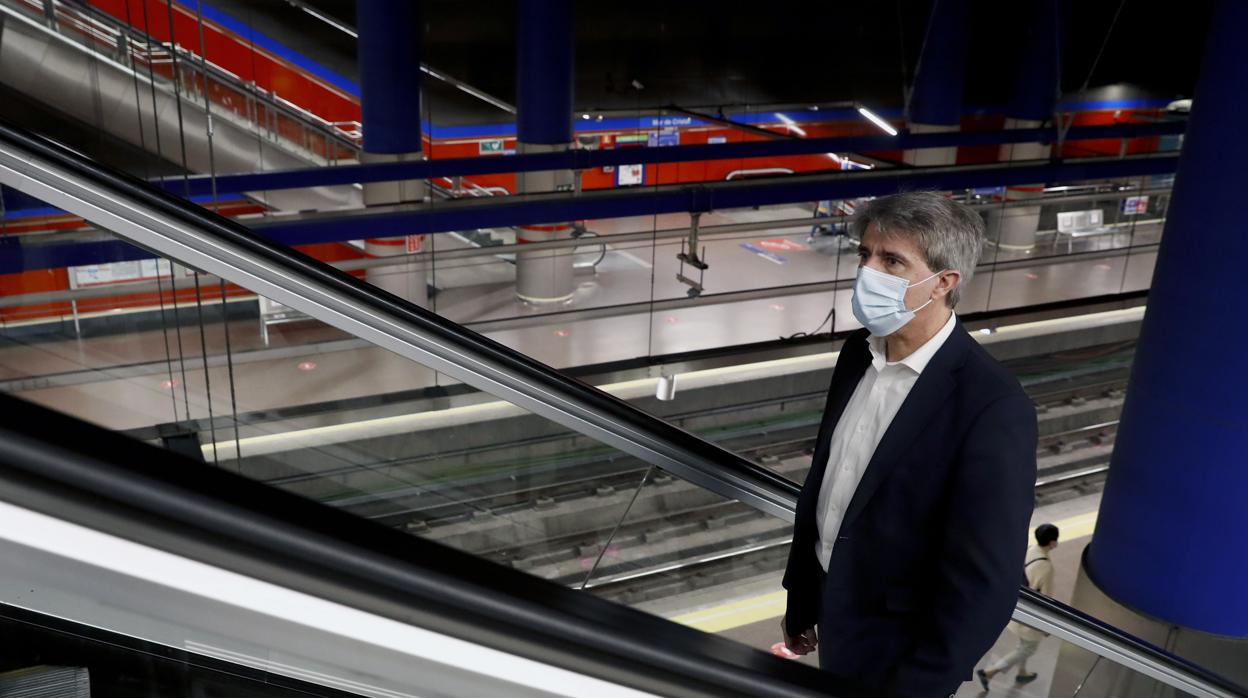 Ángel Garrido, consejero de Transportes y presidente de Metro, en el suburbano madrileño