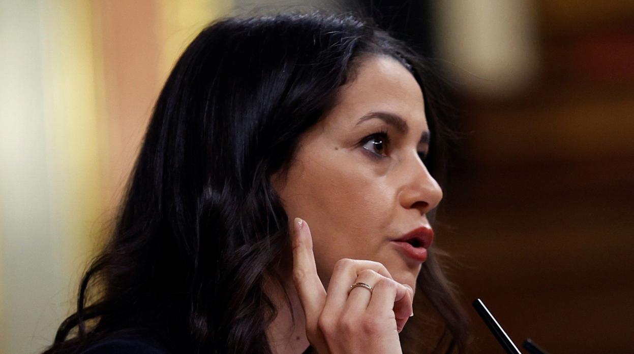 Inés Arrimadas se dirige, el pasado jueves, al Congreso de los Diputados