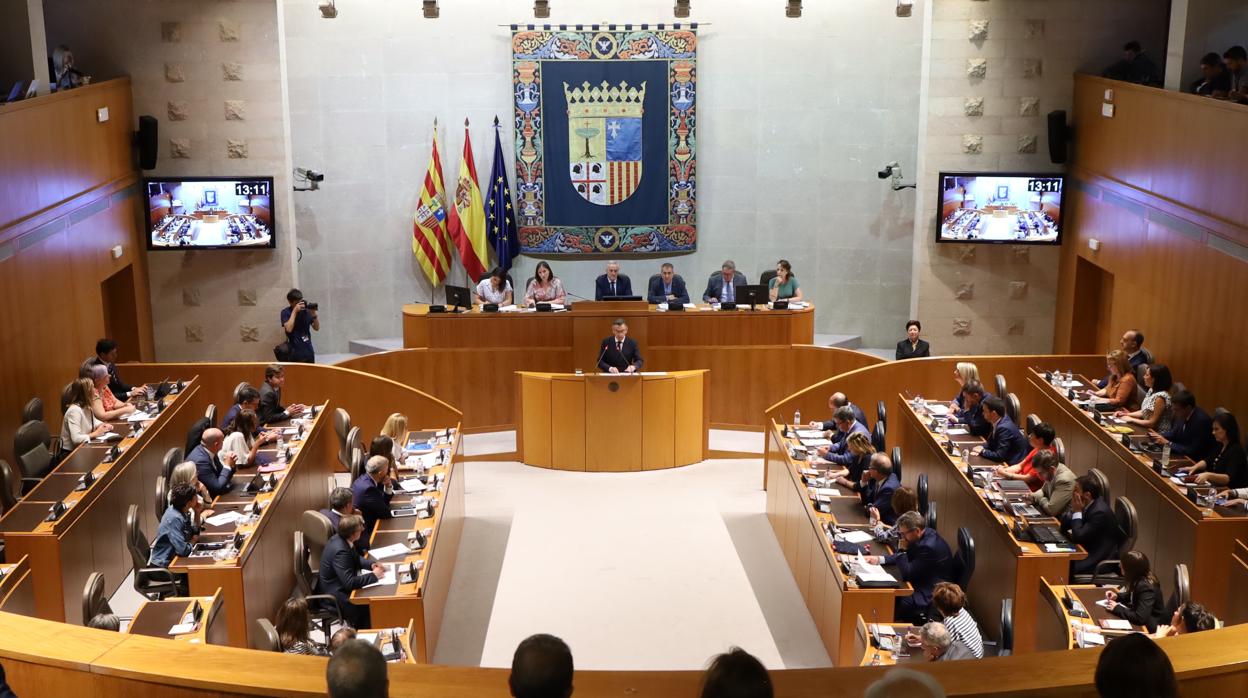 Vista del salón de plenos de las Cortes de Aragón, con los 67 escaños que lo conforman, ocupados actualmente por PSOE, PP, Podemos, Ciudadanos, PAR, Chunta, Vox e IU