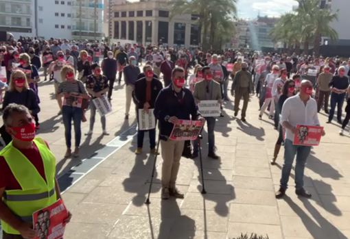 Protesta de hosteleros en Benidorm por la falta de medidas de apoyo del Gobierno al sector