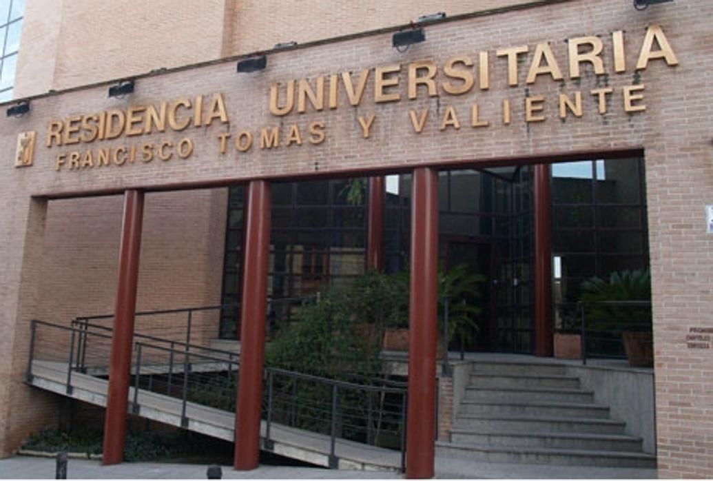 Fachada principal de la residencia universitaria, en la calle Subida del Carmen s/n, en Toledo