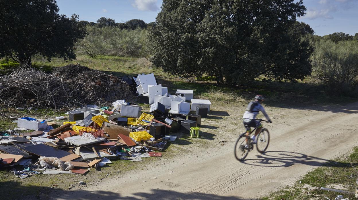 La frontera ilegal de basura y amianto que enfrenta a tres municipios