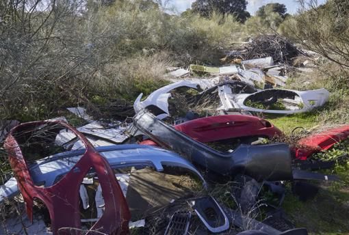 Restos de parachoques en el paraje limítrofe con la localidad de Alcorcón