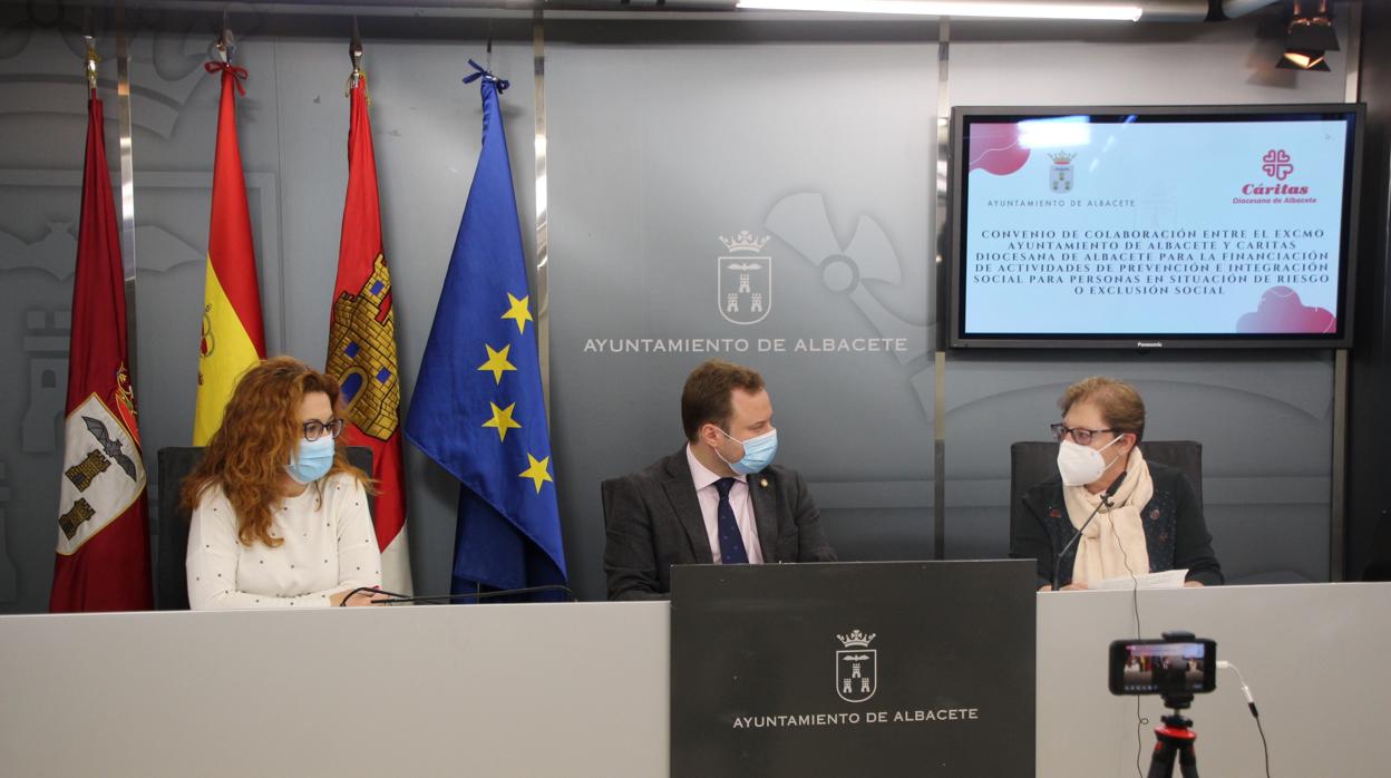 Juani García, Vicente Casañ y Rosa García, tras la firma del convenio