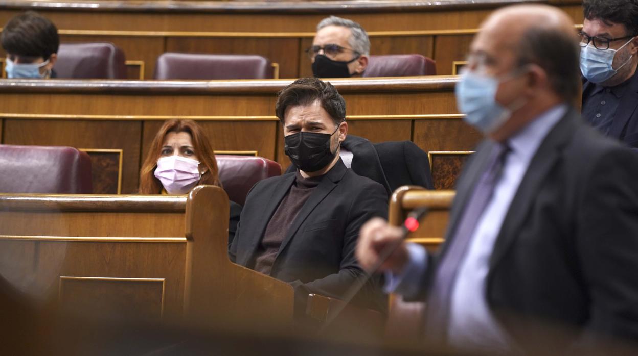 Gabriel Rufián (ERC) funce el ceño durante la intervención de Ignacio Gil Lázaro, diputado de Vox