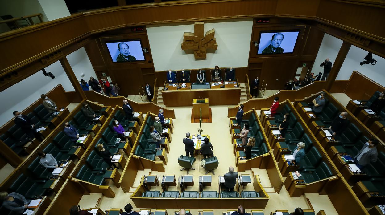 El Parlamento vasco, durante el homenaje a Santiago Brouard