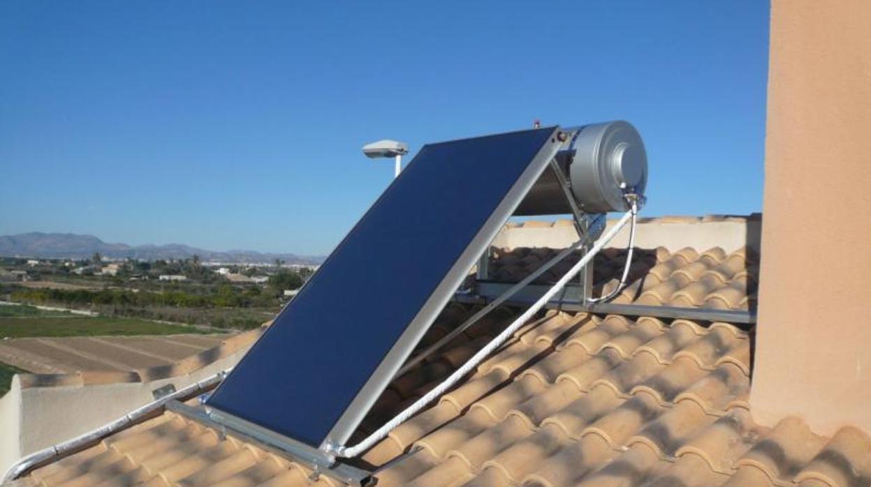 Una placa solar instalada en el tejado de una vivienda